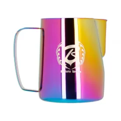 Carafe à lait bleue Barista Space Rainbow d'une capacité de 600 ml, idéale pour la préparation de mousse onctueuse.