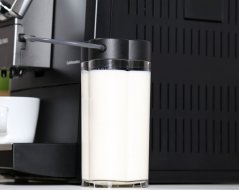 Nádoba na mlieko Nivona vedľa automatického kávovaru.
