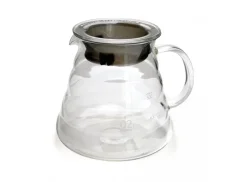 Carafe en verre Hario pour V60 avec un insert en caoutchouc spécial sur fond blanc.