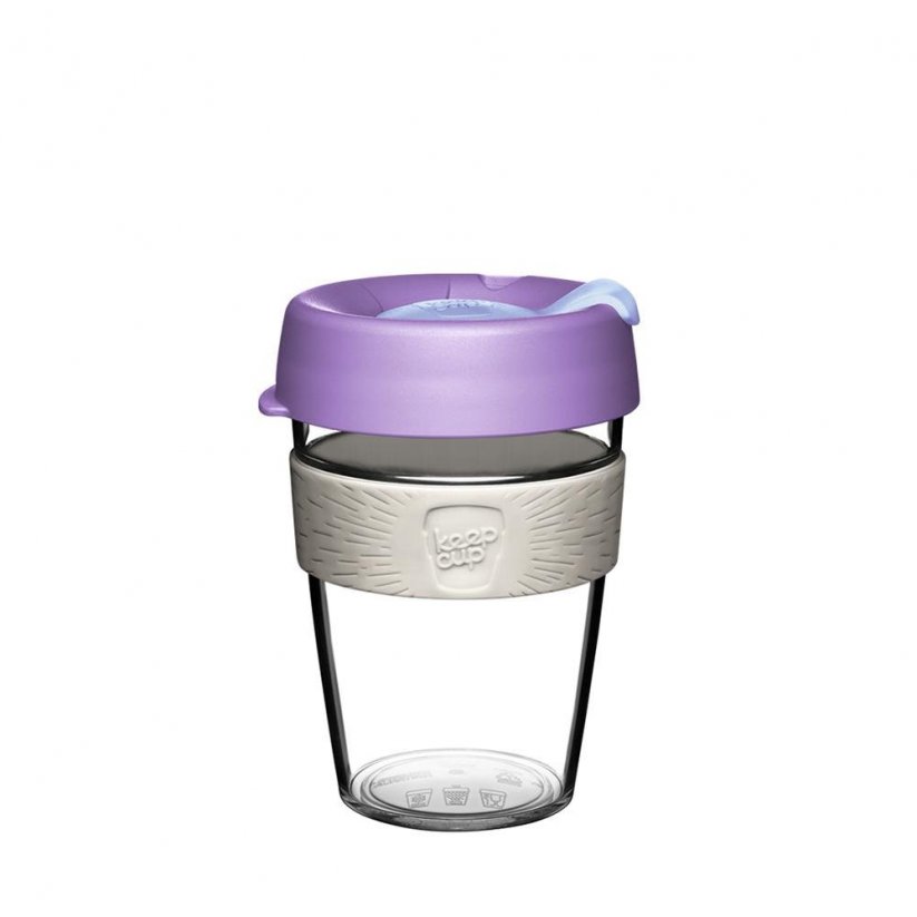 Kubek do kawy Keepcup z plastikowym, przezroczystym korpusem i fioletową pokrywką.