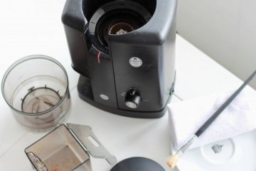 Mașină de măcinat cafea - cum să o curățați și să faceți față cu blocajul