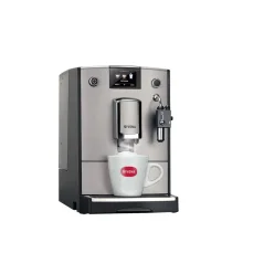 Hopeakotinen automaattinen kahvinkeitin Nivona NICR 675 cappuccinon valmistuksella