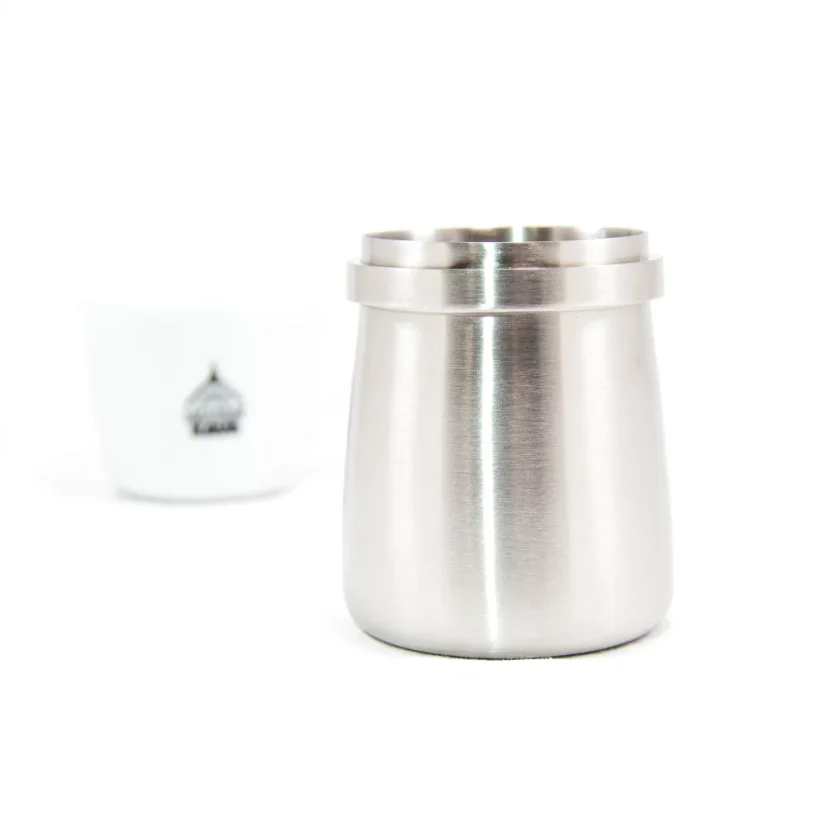 Nerezová dóza Acaia Dosing Cup M z oceľového materiálu pre mletie kávy s bielym šálkom na bielom pozadí