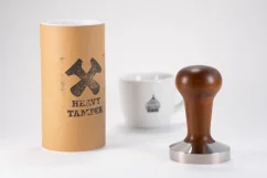 58,6 mm Heavy Tamper Classic de nogal y una taza de café 58,6 mm Heavy Tamper Classic de nogal y una taza de café