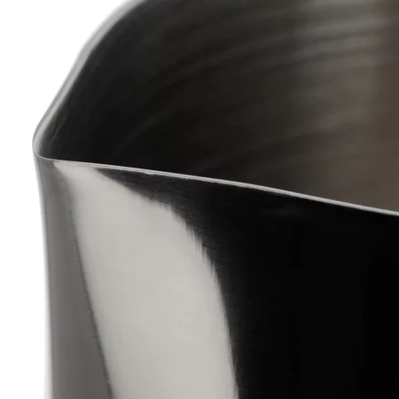 Pichet à lait Fellow Eddy en noir avec une capacité de 530 ml, idéal pour la préparation de mousse parfaite pour cappuccino ou latte.
