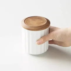 Dóze en porcelaine blanche pour le café tenue dans les mains. Dóze en porcelaine blanche pour le café tenue dans les mains.