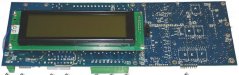 Upassungsplack, gréng Plack mam LCD-Display an engem Stecker, vu vir gesinn.
