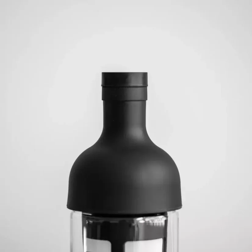 Fľaša na prípravu cold brew v čiernom prevedení.