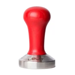 Tamper der Marke Lelit mit rotem Griff und einem Durchmesser von 58,55 mm.