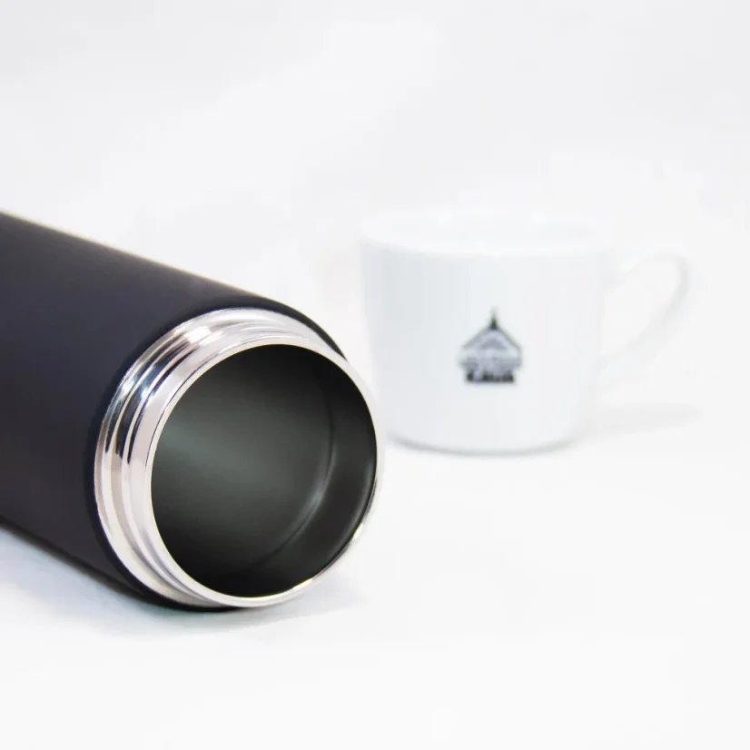 Asobu Le Baton 500 ml in Grau, hergestellt aus Edelstahl, ideal zum Warmhalten oder Kühlen von Getränken unterwegs.