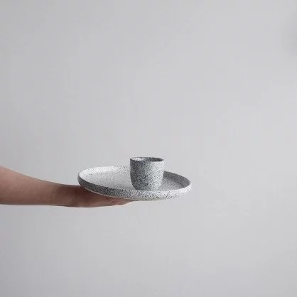 Porcelaninis puodelis Aoomi iš Mess serijos, 80 ml tūrio, su unikaliu dizainu.