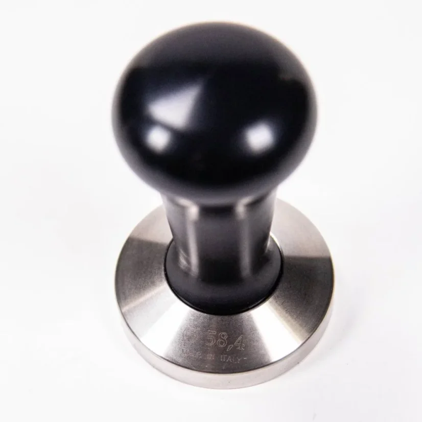 Pohľad zhora na tamper 58,4 mm s čiernou rukoväťou.