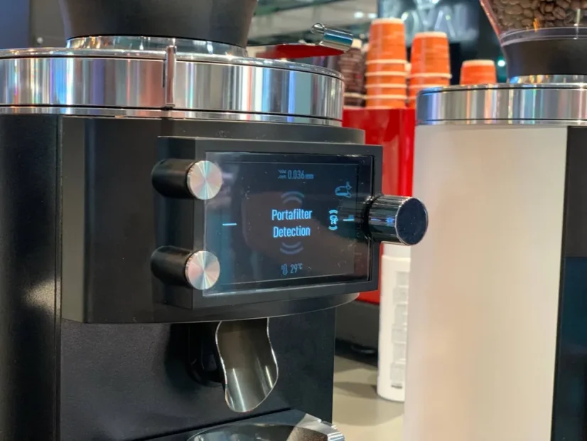 Espressový mlynček na kávu Mahlkönig E65S GbW s integrovaným displejom pre ľahké ovládanie.