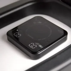 La balance numérique BooKoo Themis Mini Scale est un assistant idéal pour mesurer avec précision le café, fabriquée en aluminium de haute qualité. La balance numérique BooKoo Themis Mini Scale est un assistant idéal pour mesurer avec précision le café, fabriquée en aluminium de haute qualité.
