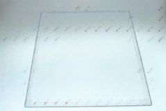 Duerchsiichteg Plastikplack vum Faserfilter a rechteckeger Form mat engem liicht ofgerennte Rand.