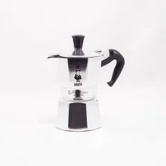 Cafetera Moka Express Bialetti plateada para 2 tazas sobre fondo blanco