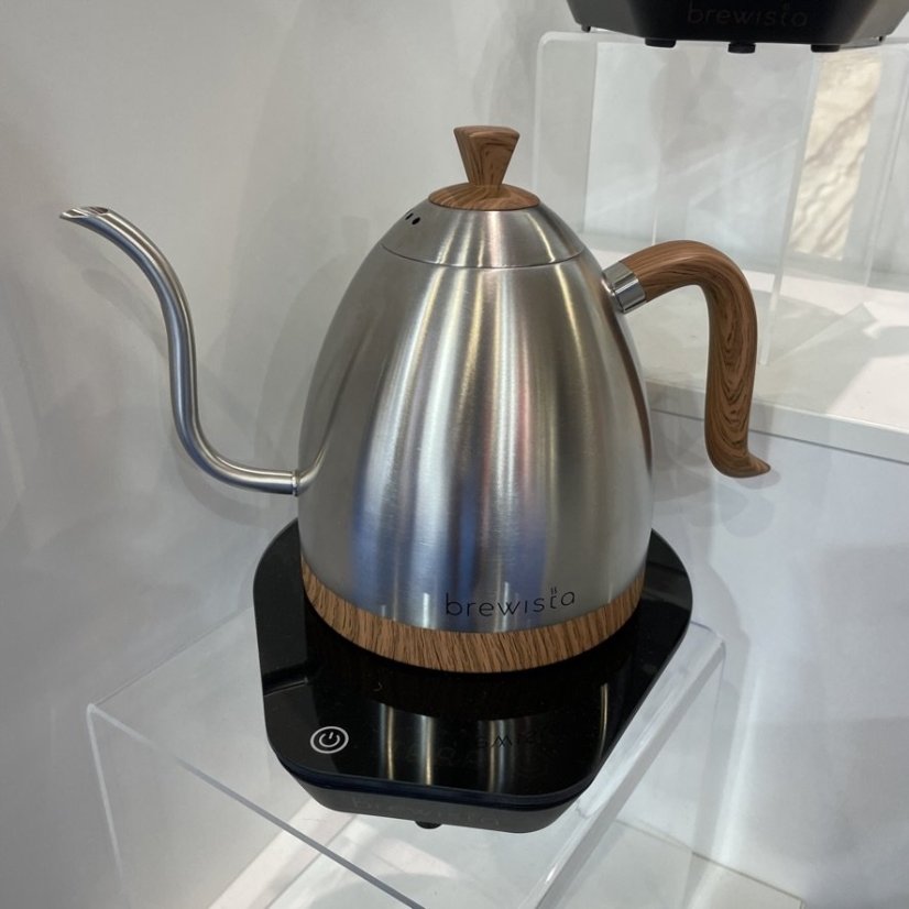Rýchlovarná kanvica Brewista Artisan Gooseneck 1,0 l v striebornom prevedení so zabudovanými stopkami, ideálna pre presné meranie času pri príprave kávy.