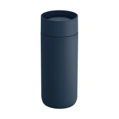 Taza térmica ecológica azul Fellow Carter Move Mug 360 Sip Lid Stone Blue con capacidad de 473 ml, ideal para viajar.