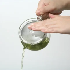 Priehľadná konvica na čaj Hario Chacha Kyusu-Maru s objemom 700 ml, ideálna na prípravu a servírovanie čaju. Priehľadná konvica na čaj Hario Chacha Kyusu-Maru s objemom 700 ml, ideálna na prípravu a servírovanie čaju.
