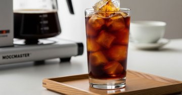 Schnell Äiskaffi aus engem Moccamaster Drëpser