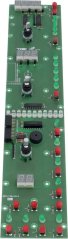 Displayplack 430x80 mm, gréng Plack mat Zifferesegmenter, Knäppercher a Kontrolluuchten iwwer déi ganz Längt.