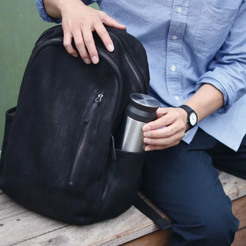 Thermobecher Kinto Travel Tumbler aus Edelstahl mit einem Fassungsvermögen von 500 ml, der Ihr Getränk dank der Thermoseigenschaften lange warm hält.
