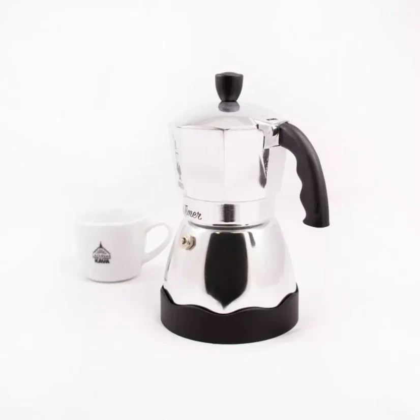 Bialetti Moka Timer strieborná moka kanvica na 3 šálky, pohľad zozadu, v pozadí šálka kávy.