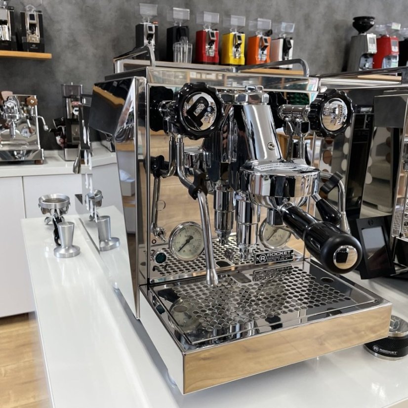 Domáci pákový kávovar Rocket Espresso Giotto Cronometro V s jedným bojlerom, ideálny pre prípravu espressa ako z kaviarne.