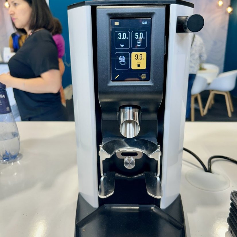 Coffee grinder Anfim Luna with flat grinding stones guarantees precise grinding for a perfect coffee experience.