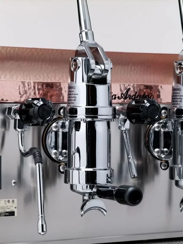 Machine à café professionnelle à levier Victoria Arduino Athena Leva 3GR au design rétro, idéale pour les cafés et restaurants stylés.