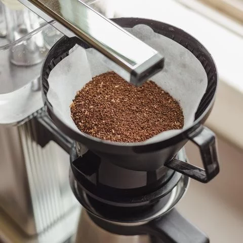 Kaffeemaschine Moccamaster KBGT 741 von Technivorm in elegantem Weiß, ideal für den Heimgebrauch.