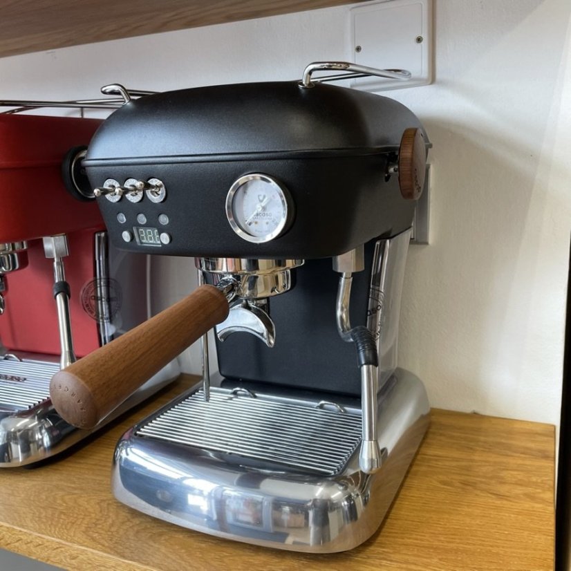 Kompaktný domáci pákový kávovar Ascaso Dream PID v elegantnej tmavočiernej farbe.