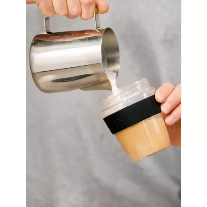 KeepCup Original Clear Black S 227 ml je opakovane použiteľný pohár, ideálny na ekologické pitie kávy na cestách.