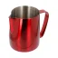 Cafetière rouge pour lait de 600 ml sur fond blanc Cafetière rouge pour lait de 600 ml sur fond blanc