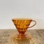Porte-filtre en plastique orange Hario V60-02 pour préparer 2 à 4 tasses de café.