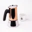 Cafetera Moka Bialetti New Venus para 4 tazas en fondo blanco con una taza de café, vista del mango de la cafetera.