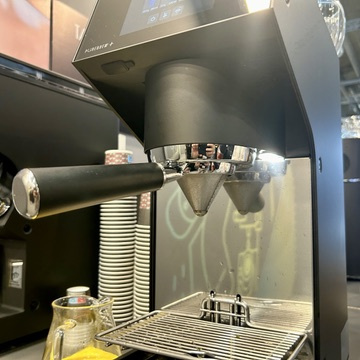 Kávovar Victoria Arduino Pure Brew + ponúka špičkový dizajn pre dokonalý zážitok z prekvapkávané kávy.