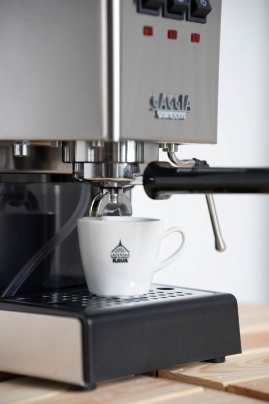 Spa-koffie bereiden in de Gaggia New Classic koffiemachine.