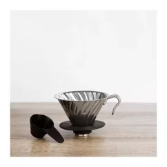 Hario V60-02 en acier VDM-02HSV est un filtre à café de haute qualité qui permet de préparer du café d'un volume de 120 à 480 ml.