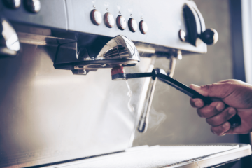 Cómo limpiar la cafetera y el molinillo