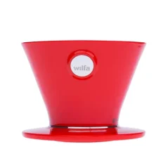 A vörös színű Wilfa Pour Over Dripper elegáns és praktikus segítőtárs a szűrt kávé kedvelőinek.