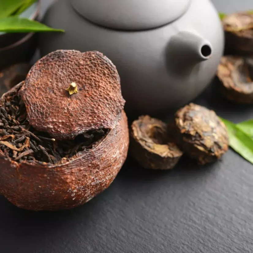 BIO Pu Erh Tea är en fermenterad te i helbladig form, perfekt för äkta teälskare.