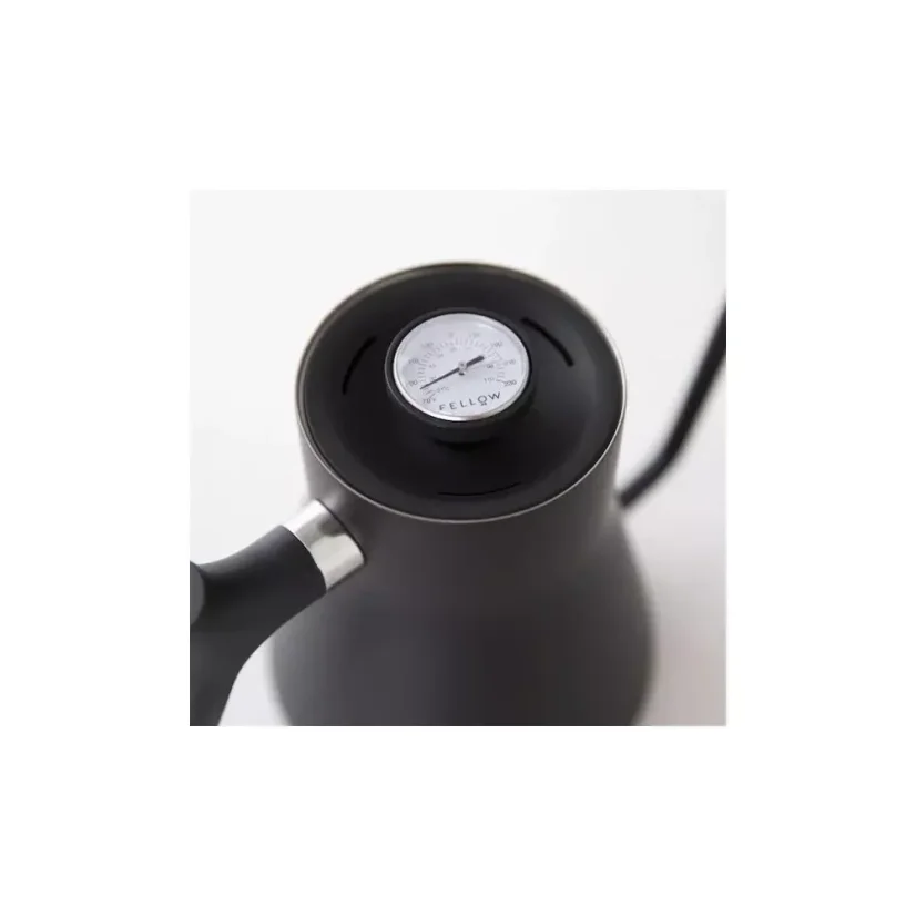 Détail du couvercle de la bouilloire Fellow Stagg en céramique noire d'une capacité de 1000 ml.