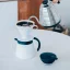 Balta nerūdijančio plieno kavos serviravimo puodelis Hario Insulated Server V60-02 talpos 600 ml ilgiau išlaiko jūsų gėrimą šiltą.