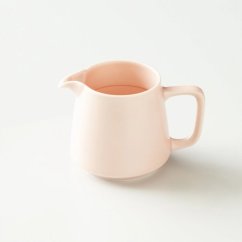 Różowy porcelanowy kubek do kawy z filtrem marki Origami.