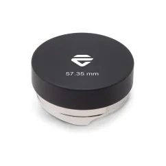 Distributeur de café noir Lelit sur fond blanc