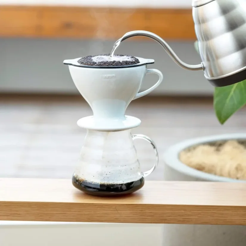 Weißer Hario W60-02 Tropfer, hergestellt aus widerstandsfähigem PCT-Harz, ideal für die Zubereitung von Filterkaffee.