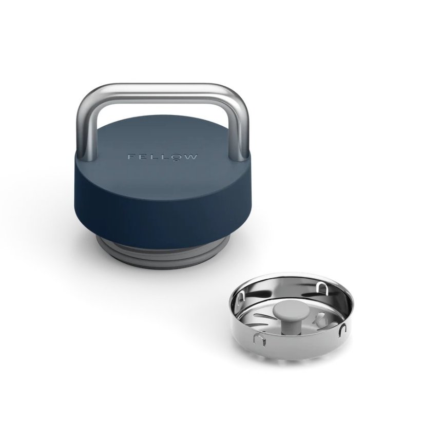Tasse de voyage pratique Fellow Carter Carry en design bleu avec une poignée en acier inoxydable.