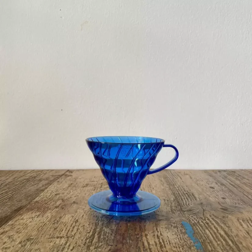 Porte-filtre en plastique bleu Hario V60-02 pour préparer 2-4 tasses de café.