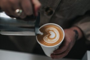 Mikroplastide ja pabertassidest kohvi joomise kahjulikkuse kohta [uuring]